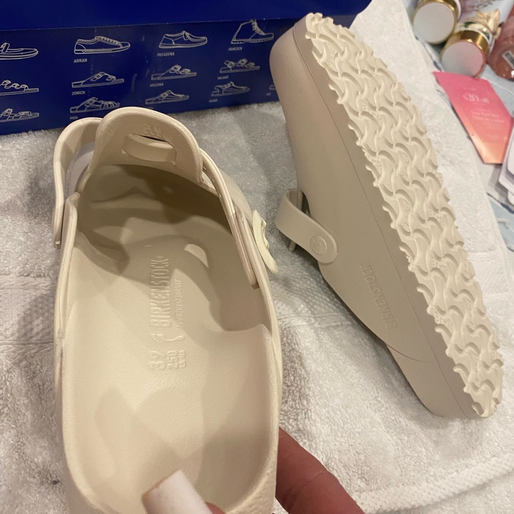 Birkenstock 8.5 Cream Clogs - Picture 3 of 6